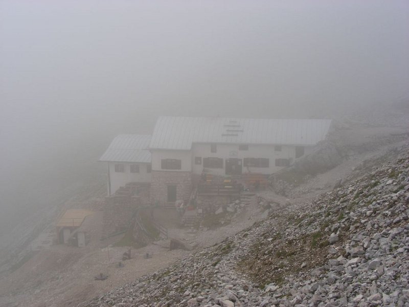 090821_Knorr-Huette.jpg - Zugspitz-Besteigung 2009 - 21.08.2009 - Knorrhütte im Nebel (Foto Anton)  Anton, Helmuth