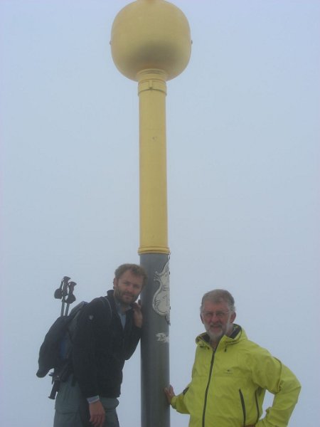 090822_am_Gipfelkreuz.jpg - Zugspitz-Besteigung 2009 - 22.08.2009 - am Gipfelkreuz zum ersten Mal ohne Bahn (Foto Anton)  Anton, Helmuth