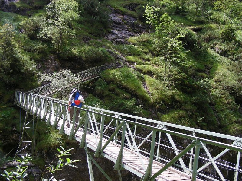 100820_Brücke_überHöllentalklamm.jpg - Zugspitz-Besteigung 2010 - 20.08.2010 -  Brücke über die Höllentalklamm (Foto Anton)   Dieter, Anton, Markus, Helmuth