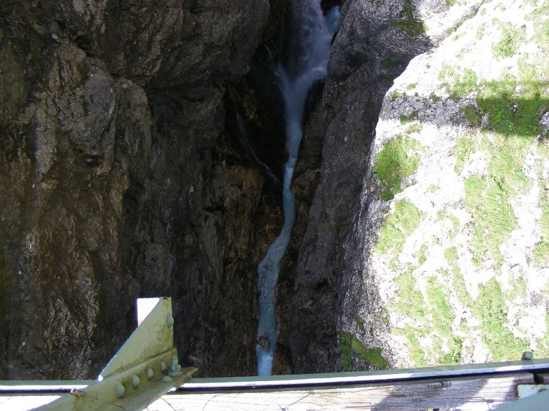 100820_Höllentalklamm_vonBrücke.jpg - Zugspitz-Besteigung 2010 - 20.08.2010 -  Höllentalklamm (Hammersbach) von Brücke zum Stangensteig (Foto Anton)   Dieter, Anton, Markus, Helmuth