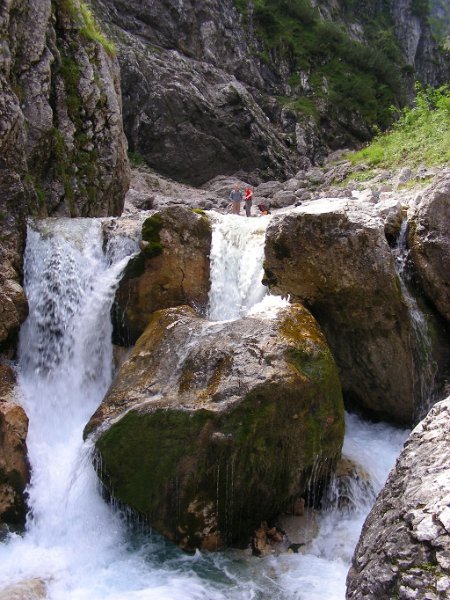 100820_Rast_amHammersbach.jpg - Zugspitz-Besteigung 2010 - 20.08.2010 - Rast am Hammersbach (Foto Anton)   Dieter, Anton, Markus, Helmuth