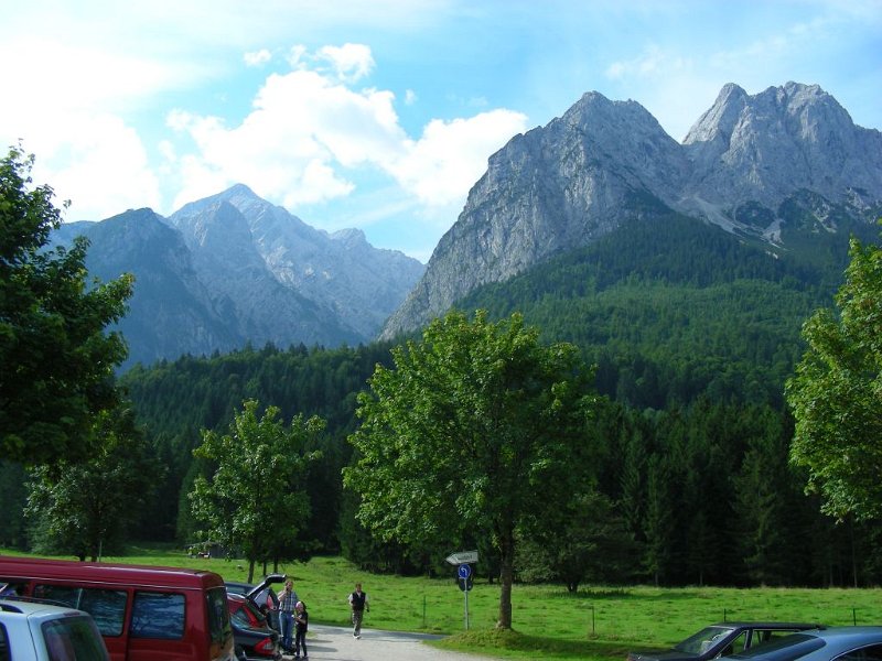 100820_vomParkplatz_zumHöllental.jpg - Zugspitz-Besteigung 2010 - 20.08.2010 -  Richtung Höllental (Foto Anton)   Dieter, Anton, Markus, Helmuth