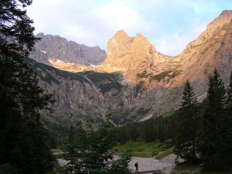 100820_vonHöllentalangerhütteRichtungFerner.jpg - Zugspitz-Besteigung 2010 - 21.08.2010 -  von der Hütte Richtung Gletscher (Foto Anton)   Dieter, Anton, Markus, Helmuth