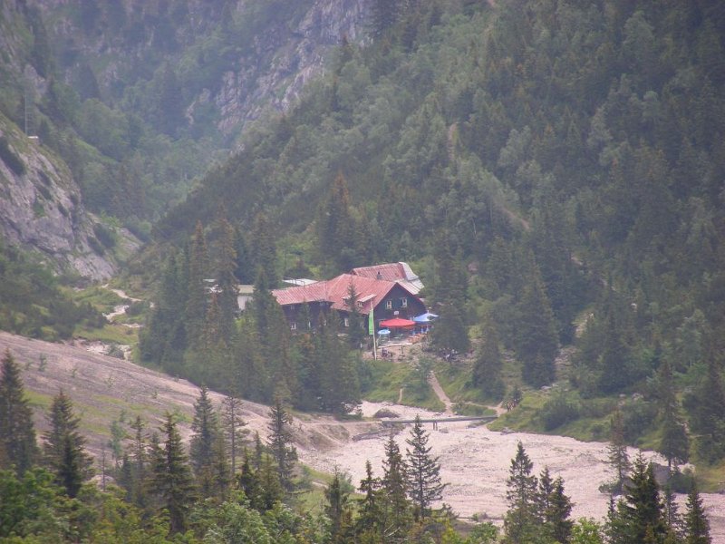 100821_Blick_zurück_Höllentalangerhütte.jpg - Zugspitz-Besteigung 2010 - 21.08.2010 -  Rückblick zur Höllentalangerhütte (Foto Anton)   Dieter, Anton, Markus, Helmuth