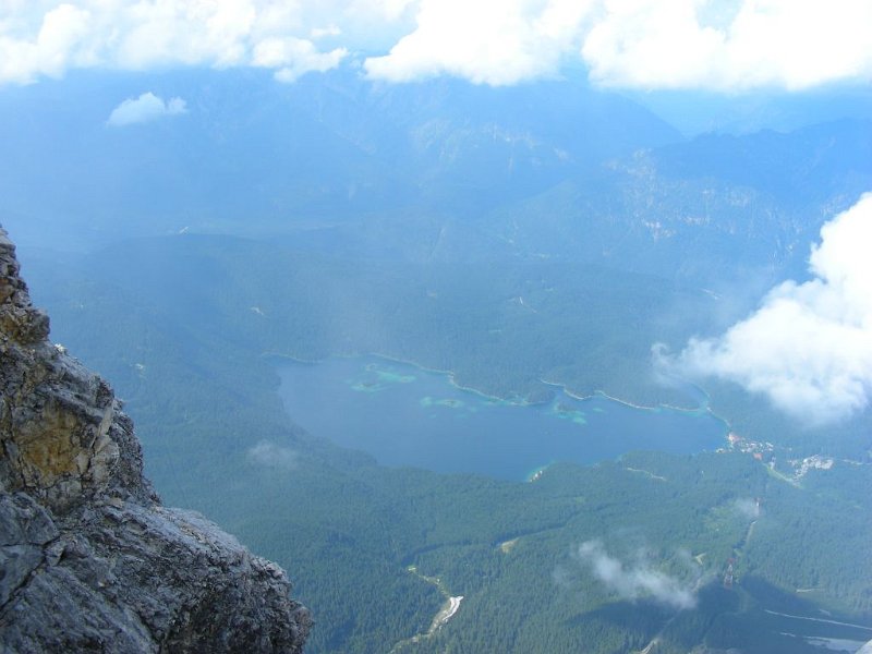 100821_Eibsee_vomAufstieg.jpg - Zugspitz-Besteigung 2010 - 21.08.2010 - der Eibsee ist schon zu sehen (Foto Anton)   Dieter, Anton, Markus, Helmuth