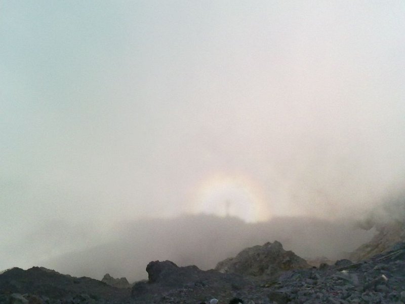 100821_Gipfelkreuz_leuchtet.jpg - Zugspitz-Besteigung 2010 - 21.08.2010 - Schatten des Gipfelkreuzes im Nebel (Wolken) (Foto Dieter)   Dieter, Anton, Markus, Helmuth