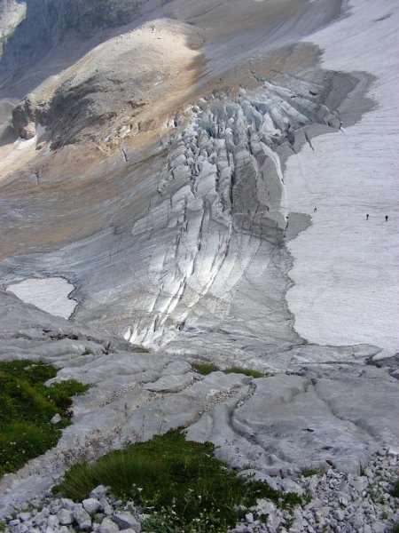 100821_Gletscher_von_oben.jpg - Zugspitz-Besteigung 2010 - 21.08.2010 - Spalten von oben (Foto Anton)   Dieter, Anton, Markus, Helmuth