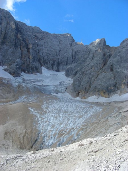 100821_Höllental-Ferner.jpg - Zugspitz-Besteigung 2010 - 21.08.2010 - der Gletscher (Höllentalferner), im Hintergrund Gipfelkreuz (Foto Anton)   Dieter, Anton, Markus, Helmuth
