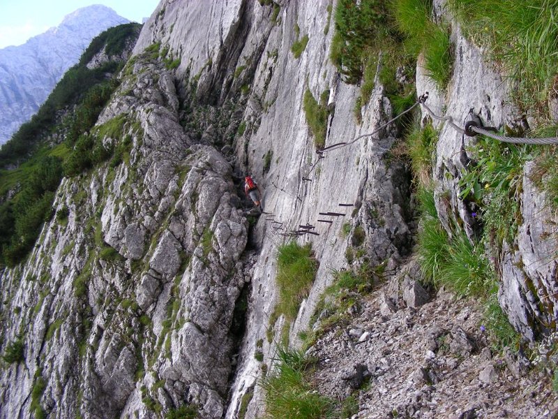 100821_aufNägeln.jpg - Zugspitz-Besteigung 2010 - 21.08.2010 - gesichert über die Nägel (Foto Anton)   Dieter, Anton, Markus, Helmuth