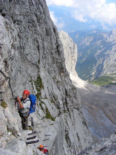100821_in_denSeilen.jpg - Zugspitz-Besteigung 2010 - 21.08.2010 - mühselig gehts höher, das Sichern nicht vergessen (Foto Anton)   Dieter, Anton, Markus, Helmuth