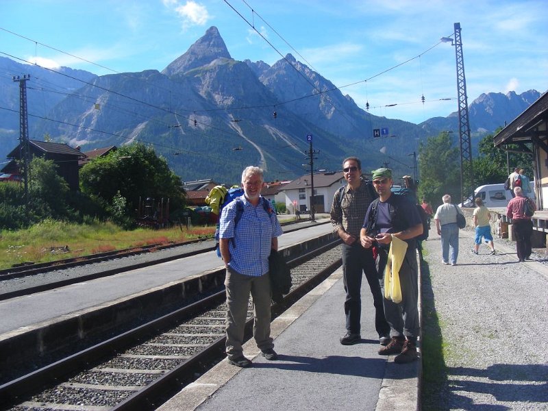 110806_AnkunftEhrwald.jpg - Zugspitz-Besteigung 2011 - 06.08.2011 - Ankunft in Ehrwald   Dieter, Anton, Markus, Helmuth