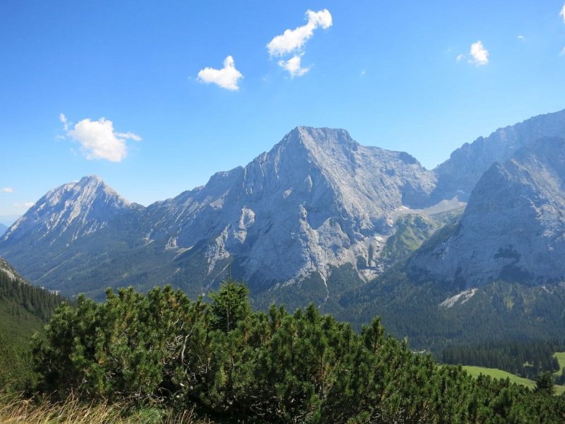 160826_Berge_Osten.jpg - Zugspitz-Besteigung 2016 - 26.08.2016 - Berge Richtung Westen vom Aufstieg Feldernjöchl   Elisabeth, Dieter, Anton, Helmuth
