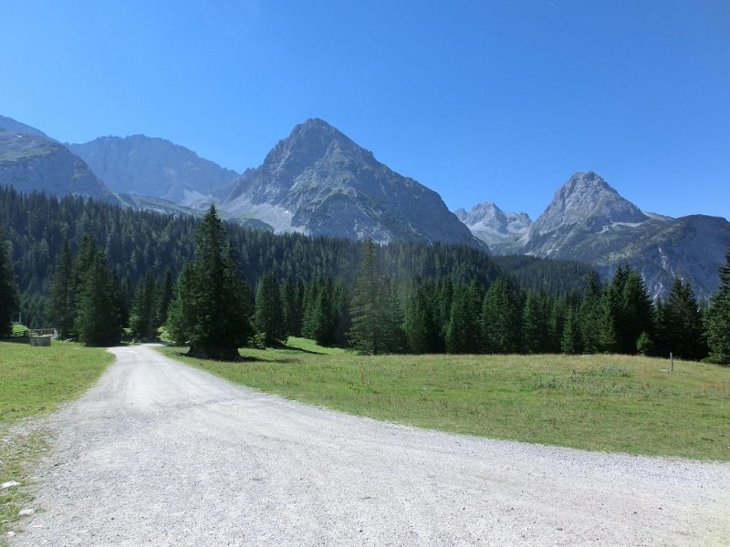 160826_Berge_Osten_D.jpg - Zugspitz-Besteigung 2016 - 26.08.2016 - Berge im Osten (Foto Dieter)   Elisabeth, Dieter, Anton, Helmuth