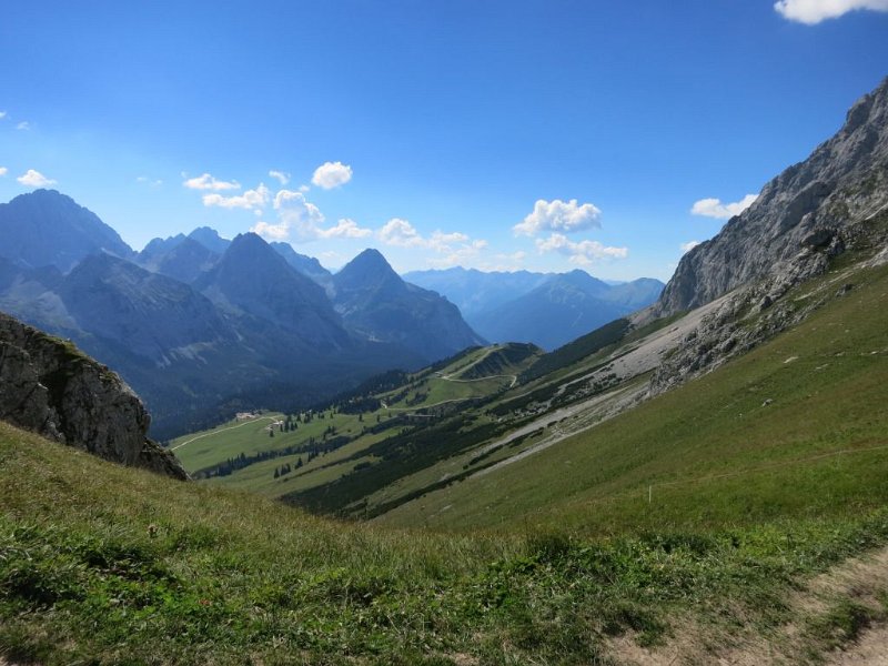 160826_Berge_Süden_2.jpg - Zugspitz-Besteigung 2016 - 26.08.2016 - Berge Richtung Süden vom Feldernjöchl   Elisabeth, Dieter, Anton, Helmuth