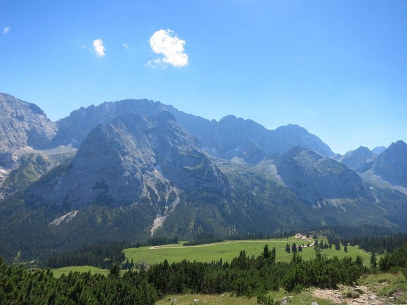 160826_Berge_Südosten.jpg - Zugspitz-Besteigung 2016 - 26.08.2016 - Berge Richtung Südosten vom Aufstieg Feldernjöchl   Elisabeth, Dieter, Anton, Helmuth