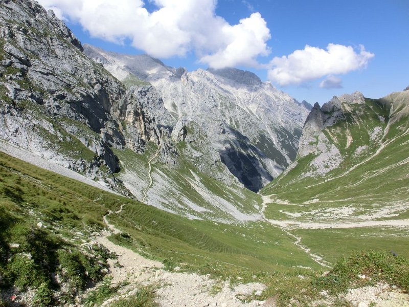 160826_Feldernjöchl_Blick_Knorr_D.jpg - Zugspitz-Besteigung 2016 - 26.08.2016 - vom Feldernjöchl Richtung Knorrhütte (Foto Dieter)   Elisabeth, Dieter, Anton, Helmuth