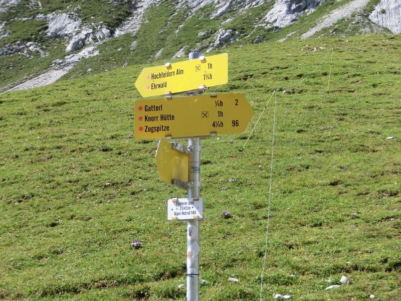 160826_Feldernjöchl_Schilder_D.jpg - Zugspitz-Besteigung 2016 - 26.08.2016 - Schilder am Feldernjöchl - hier Felderer Joch benannt -  (Foto Dieter)   Elisabeth, Dieter, Anton, Helmuth