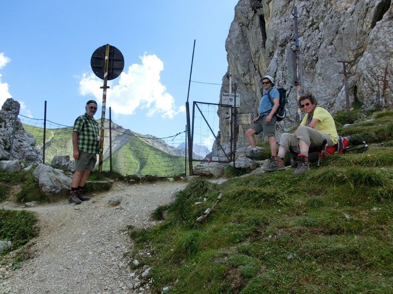 160826_Gatterl_von_Bayern_D.jpg - Zugspitz-Besteigung 2016 - 26.08.2016 - Gatterl von der bayerischen Seite (Foto Dieter)   Elisabeth, Dieter, Anton, Helmuth