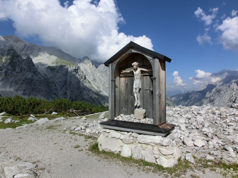 160826_Marterl_Grenzposten_D.jpg - Zugspitz-Besteigung 2016 - 26.08.2016 - Marterl am ehemaligen Grenzposten (Foto Dieter)   Elisabeth, Dieter, Anton, Helmuth