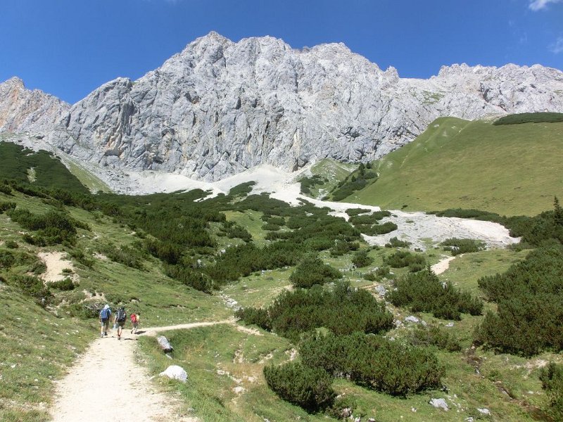 160826_Weg_Feldernjöchl_D.jpg - Zugspitz-Besteigung 2016 - 26.08.2016 - Weg zum Feldernjöchl (Foto Dieter)   Elisabeth, Dieter, Anton, Helmuth
