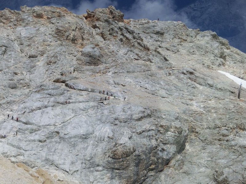 160827_Aufstieg_Fels_von_Gletscherbahn_D.jpg - Zugspitz-Besteigung 2016 - 27.08.2016 - Aufstieg im Fels von der Gondel (Foto Dieter)   Elisabeth, Dieter, Anton, Helmuth