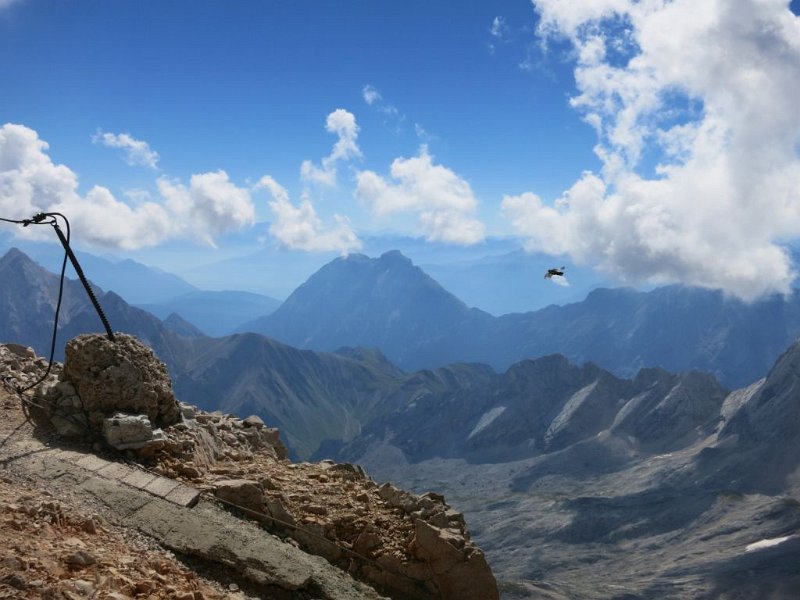 160827_Berge_Osten.jpg - Zugspitz-Besteigung 2016 - 27.08.2016 - Berge Richtung Osten vom Gipfel   Elisabeth, Dieter, Anton, Helmuth