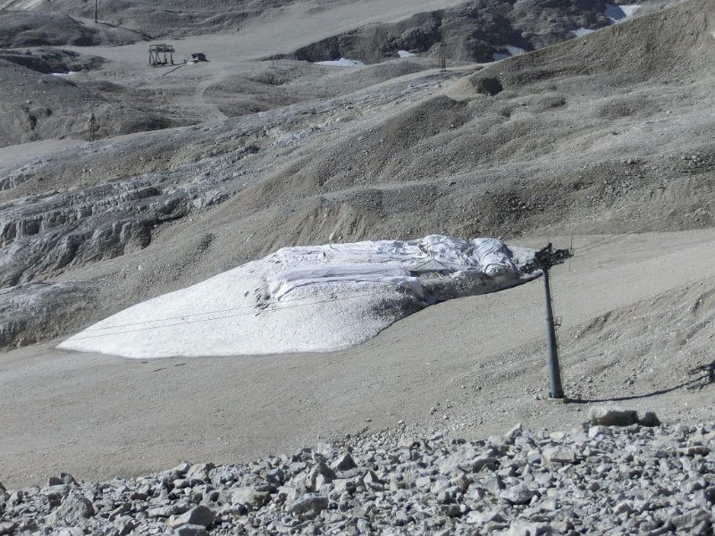 160827_Eisreste_Sonn_Alpin_D.jpg - Zugspitz-Besteigung 2016 - 27.08.2016 - Eis/Schnee-Reste am Sonn Alpin (Foto Dieter)   Elisabeth, Dieter, Anton, Helmuth