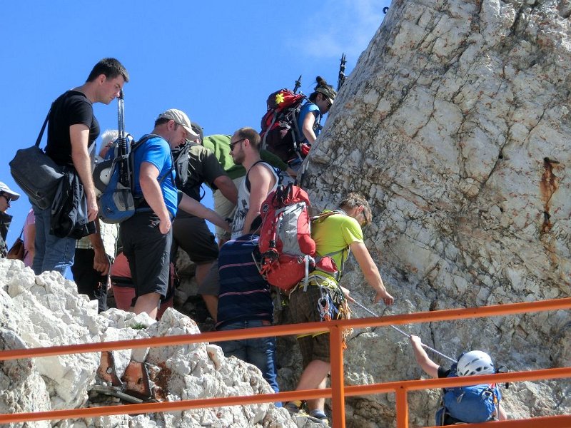 160827_Gedränge_zum_Gipfelkreuz_D.jpg - Zugspitz-Besteigung 2016 - 27.08.2016 - Gedränge zum Gipfelkreuz (Foto Dieter)   Elisabeth, Dieter, Anton, Helmuth