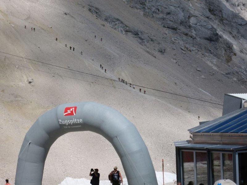 160827_Karawanne_Geroell_Zoom.jpg - Zugspitz-Besteigung 2016 - 27.08.2016 - Aufstieg im Geröll vom Sonn Alpin (Zoom)   Elisabeth, Dieter, Anton, Helmuth
