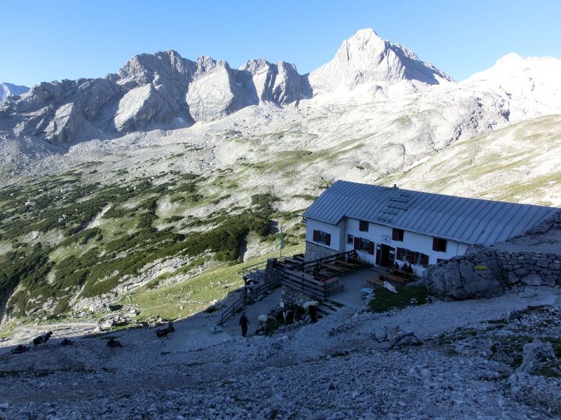160827_Knorrhütte_Morgensonne_D.jpg - Zugspitz-Besteigung 2016 - 27.08.2016 - Knorrhütte mit Morgensonne (Foto Dieter)   Elisabeth, Dieter, Anton, Helmuth