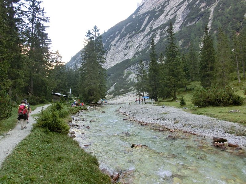 160827_Partnach_Reintalangerh_D.jpg - Zugspitz-Besteigung 2016 - 27.08.2016 - an der Partnach kurz vor Reintalangerhütte (Foto Dieter)   Elisabeth, Dieter, Helmuth