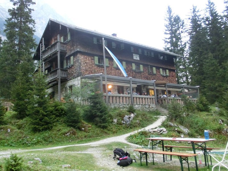 160827_Reintalangerhütte_D.jpg - Zugspitz-Besteigung 2016 - 27.08.2016 - die Reintalangerhütte (Foto Dieter)   Elisabeth, Dieter, Helmuth