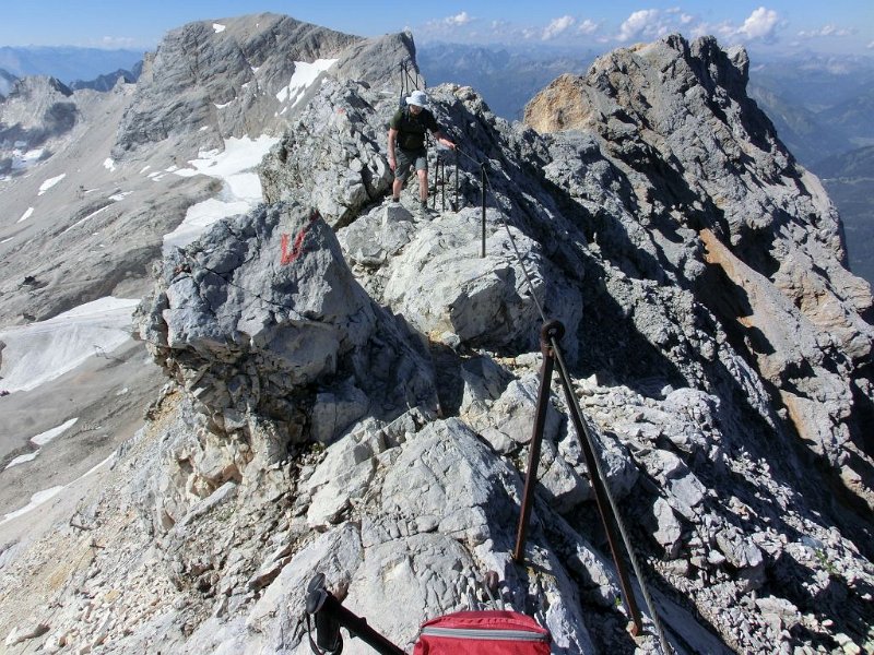 160827_am_Kamm_D.jpg - Zugspitz-Besteigung 2016 - 27.08.2016 - Aufstieg auf dem Grat (Foto Dieter)   Elisabeth, Dieter, Anton, Helmuth
