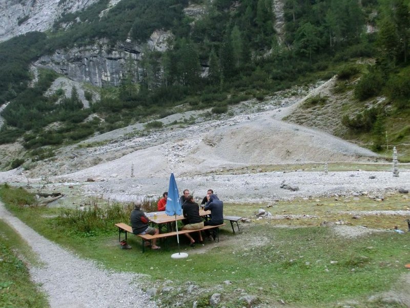 160827_vor_Reintalangerh_D.jpg - Zugspitz-Besteigung 2016 - 27.08.2016 - vor der Reintalangerhütte (Foto Dieter)   Elisabeth, Dieter, Helmuth