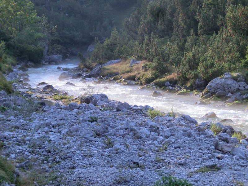 160828_Partnach_D.jpg - Zugspitz-Besteigung 2016 - 28.08.2016 - Partnach Richtung Partenkirchen (Foto Dieter)   Elisabeth, Dieter, Helmuth