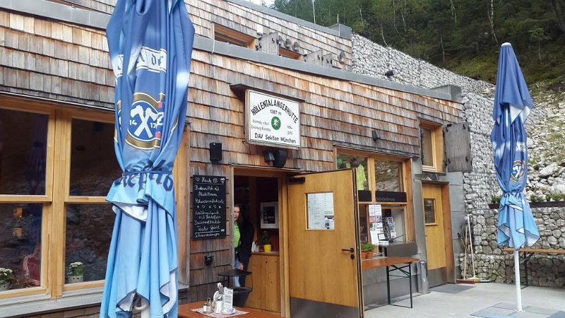 170908_Huette_M.jpg - Zugspitz-Besteigung 2017 - 08.09.2017 - Eingang Höllentalangerhütte (Foto Michael)   Dieter, Michael, Anton, Helmuth