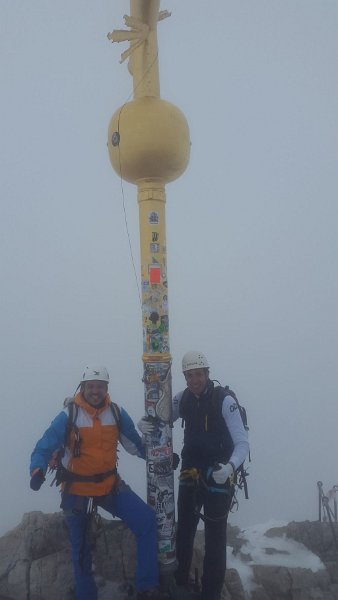 170909_Gipfelkreuz_M.jpg - Zugspitz-Besteigung 2017 - 09.09.2017 - Gipfelkreuz (Foto Michael)   Dieter, Michael, Anton, Helmuth