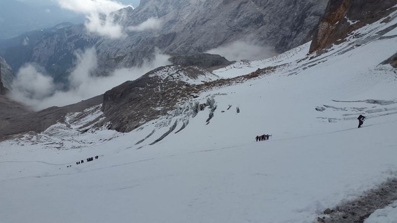 170909_Gletscher-Karawanen_M.jpg - Zugspitz-Besteigung 2017 - 09.09.2017 - Gletscher-Karawanen (Foto Michael)   Dieter, Michael, Anton, Helmuth