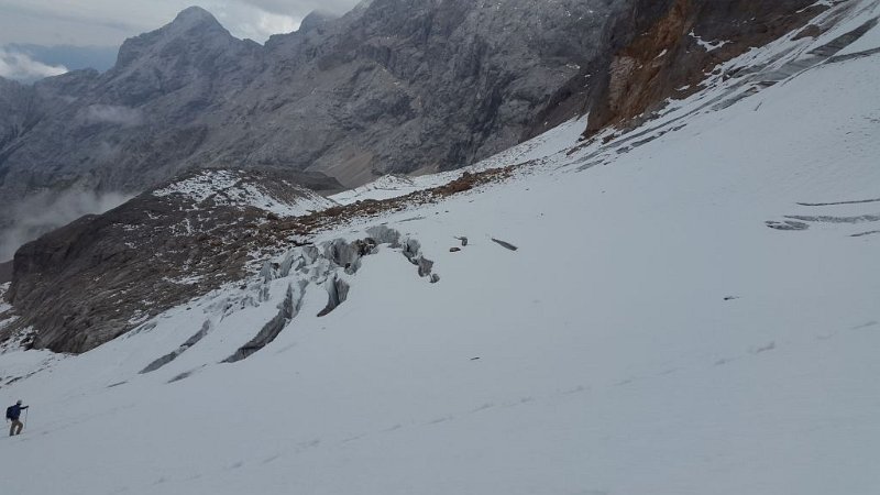 170909_Gletscher-Spalten_M.jpg - Zugspitz-Besteigung 2017 - 09.09.2017 - Gletscher-Spalten (Foto Michael)   Dieter, Michael, Anton, Helmuth