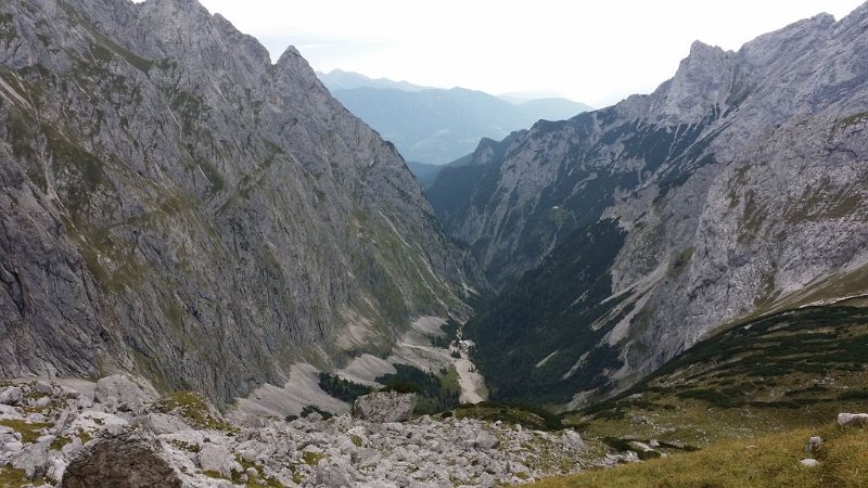 170909_Huette_A.jpg - Zugspitz-Besteigung 2017 - 09.09.2017 - Rückblick zur Hütte (Foto Anton)   Dieter, Michael, Anton, Helmuth