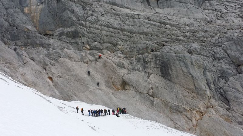 170909_Uebergang_A.jpg - Zugspitz-Besteigung 2017 - 09.09.2017 - Warten am Übergang (Foto Michael)   Dieter, Michael, Anton, Helmuth