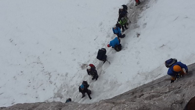 170909_Warten_Uebergang_M.jpg - Zugspitz-Besteigung 2017 - 09.09.2017 - Warten am Übergang (Foto Michael)   Dieter, Michael, Anton, Helmuth